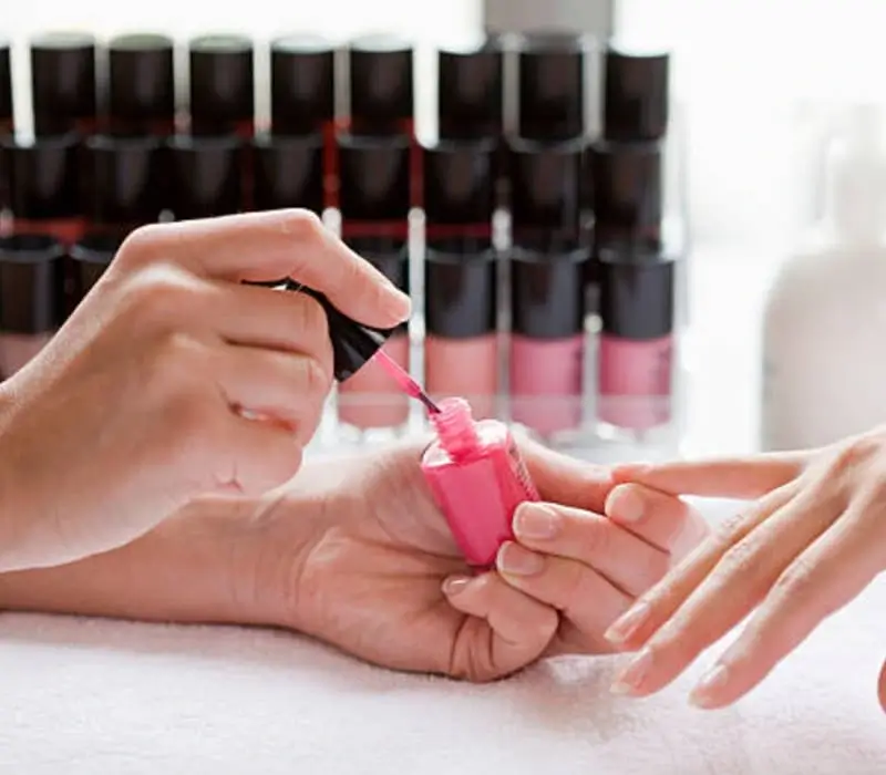 Manicura con esmalte Nails & Beauty Lloret de Mar
